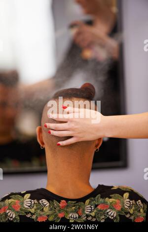 Parrucchiere donna, specchio e cliente presso il barbiere per lo styling, la cura del corpo e il trattamento professionale dei capelli. Cliente maschile, taglio e parrucchiere Foto Stock