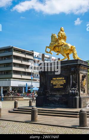 Goldener Reiter, Dresda, Sachsen, Deutschland Goldener Reiter, Reiterstandbild des sächsischen Kurfürsten und Königs von Polen, August der Starke am Neustädter Markt a Dresda, Sachsen, Deutschland, nur zur redaktionellen Verwendung. Cavaliere d'oro, statua equestre dell'elettore sassone e re di Polonia, Augusto il forte al mercato della città nuova di Dresda, Sassonia, Germania, solo per uso editoriale. Foto Stock