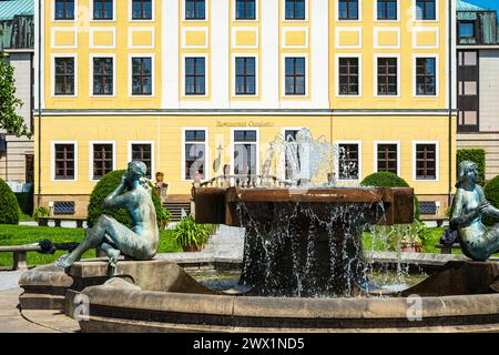 Drei Grazien, Dresda, Sachsen, Deutschland Brunnen der Drei Grazien des Dresdner Bildhauers Vinzenz Wanitschke von 1984 auf der Neustädter Elbpromenade hinter dem Hotel Bellevue a Dresda, Sachsen, Deutschland, nur zur redaktionellen Verwendung. Fontana delle tre Grazie dello scultore di Dresda Vinzenz Wanitschke dal 1984 sul lungomare di Neustadt Elbe dietro l'Hotel Bellevue a Dresda, Sassonia, Germania, solo per uso editoriale. Foto Stock