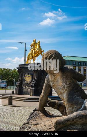 Goldener Reiter, Dresda, Sachsen, Deutschland Goldener Reiter, Reiterstandbild des sächsischen Kurfürsten und Königs von Polen, August der Starke am Neustädter Markt a Dresda, Sachsen, Deutschland. Cavaliere d'oro, statua equestre dell'elettore sassone e re di Polonia, Augusto il forte al mercato della città nuova di Dresda, Sassonia, Germania. Foto Stock