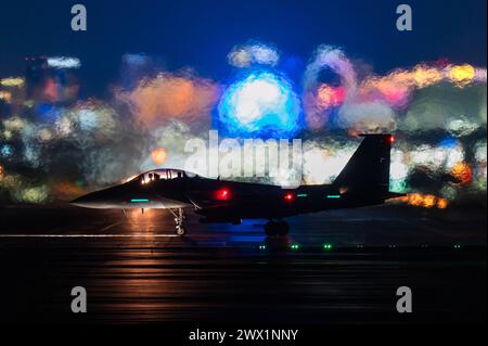 Un F-15E Strike Eagle assegnato al 366th Fighter Wing, Mountain Home Air Force base, Idaho, decolla per una missione notturna durante Red Flag-Nellis 24 Foto Stock