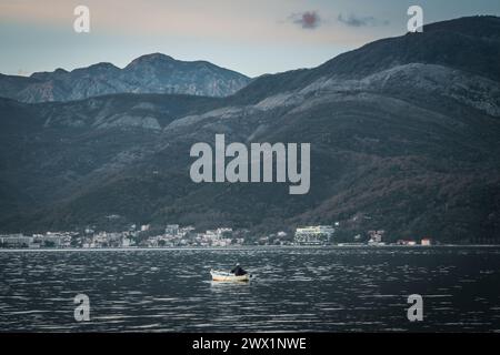 Un uomo che pesca da una barca nel mare Adriatico, Montenegro Foto Stock