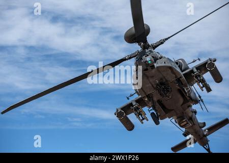 Un AH-64 Apache del 3rd Squadron, 6th Cavalry, 1st Armored Division Combat Aviation Brigade vola in testa durante l'operazione Sandlot Foto Stock