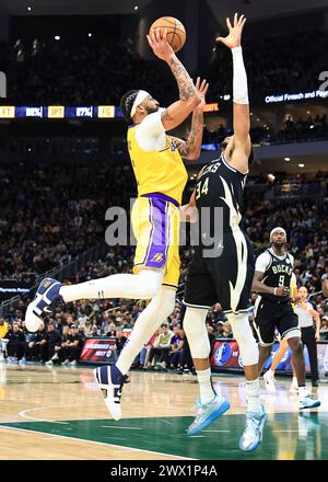 Milwaukee, Stati Uniti. 26 marzo 2024. Anthony Davis (L) dei Los Angeles Lakers spara durante la partita di stagione regolare NBA tra i Los Angeles Lakers e i Milwaukee Bucks a Milwaukee, Stati Uniti, 26 marzo 2024. Crediti: Joel Lerner/Xinhua/Alamy Live News Foto Stock