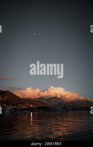 Le spettacolari nuvole del tramonto sulle montagne di Tivat sulla costa adriatica, Montenegro Foto Stock