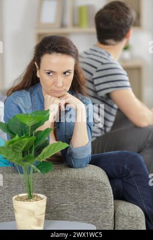 coppia che si ignora dopo una discussione Foto Stock