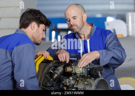 due meccanici di aerei che lavorano sul motore Foto Stock