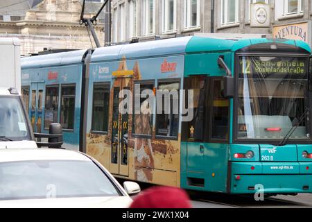 Francoforte sul meno, Germania, 23 marzo 2024. Un tram per le strade della città di Francoforte. Foto Stock