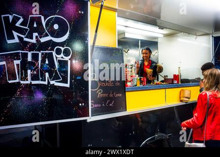 Parigi, Francia, giovani, comprare, condividere pasti, French Street Food Trucks, parcheggiato fuori dalla stazione Gare Saint Lazare, venditori ambulanti, ristoranti Foto Stock