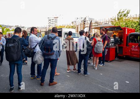 Parigi, Francia, folla di persone che si rifà per comprare cibo al camion di strada, fuori dal centro congressi Porte de Versailles Foto Stock