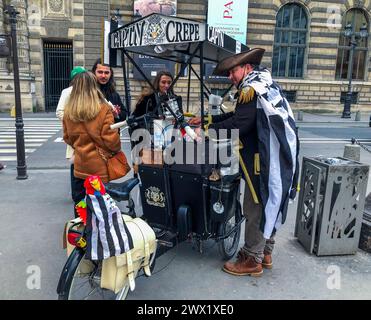 Parigi, Francia, gruppo di persone, turisti, acquisto, spuntini, French Street Food Vendor, Brittany Crepes, biciclette vicino al Louvre Foto Stock