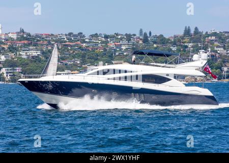 Barca da crociera con cabina di lusso nel porto di Sydney, a North Sydney, Sydney, New South Wales, Australia Foto Stock