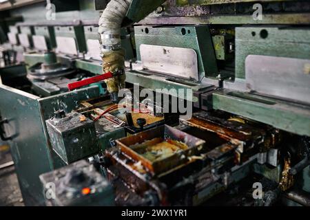 Primo piano, stampa e produzione con macchina in fabbrica per la distribuzione, l'attrezzatura e la manutenzione per la sicurezza. Magazzino, stampante e premere per Foto Stock