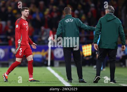 Cardiff, Regno Unito. 26 marzo 2024. Chris Mepham del Galles reagisce dopo essere stato espulso durante la partita di qualificazione al campionato europeo di calcio al Cardiff City Stadium di Cardiff. Il credito immagine dovrebbe essere: Darren Staples/Sportimage Credit: Sportimage Ltd/Alamy Live News Foto Stock