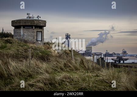 WIJK AAN ZEE - apparecchiatura di misurazione su una vecchia torre di guardia tedesca nelle dune vicino a Wijk aan Zee. Le misurazioni sono effettuate da Greenpeace e dalla fondazione Frisse Wind per indagare sull'inquinamento del vicino sito della acciaieria Tata a IJmuiden. Il monitoraggio è iniziato dopo che i residenti locali erano preoccupati per i dati sull'inquinamento di Tata. ANP ROBIN VAN LONKHUIJSEN netherlands Out - belgio Out Foto Stock