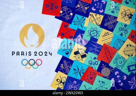 PARIGI, FRANCIA, 26 MARZO 2024: L'emblema ufficiale delle Olimpiadi estive di Parigi 2024 combinato con un pittogramma che indica tutti gli sport olimpici Foto Stock