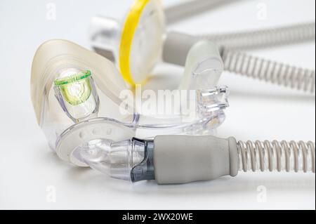 Dispositivo medico noto come CPAP (Continuous positive Airway Pressure-mask) e tubo flessibile isolato su bianco Foto Stock