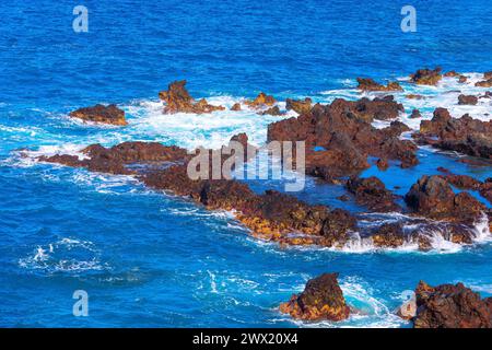 Rocce vulcaniche nell'Oceano Atlantico. Paesaggio con rocce nell'acqua Foto Stock