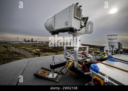 WIJK AAN ZEE - apparecchiatura di misurazione su una vecchia torre di guardia tedesca nelle dune vicino a Wijk aan Zee. Le misurazioni sono effettuate da Greenpeace e dalla fondazione Frisse Wind per indagare sull'inquinamento del vicino sito della acciaieria Tata a IJmuiden. Il monitoraggio è iniziato dopo che i residenti locali erano preoccupati per i dati sull'inquinamento di Tata. ANP ROBIN VAN LONKHUIJSEN netherlands Out - belgio Out Foto Stock