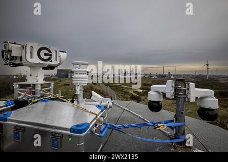 WIJK AAN ZEE - apparecchiatura di misurazione su una vecchia torre di guardia tedesca nelle dune vicino a Wijk aan Zee. Le misurazioni sono effettuate da Greenpeace e dalla fondazione Frisse Wind per indagare sull'inquinamento del vicino sito della acciaieria Tata a IJmuiden. Il monitoraggio è iniziato dopo che i residenti locali erano preoccupati per i dati sull'inquinamento di Tata. ANP ROBIN VAN LONKHUIJSEN netherlands Out - belgio Out Foto Stock