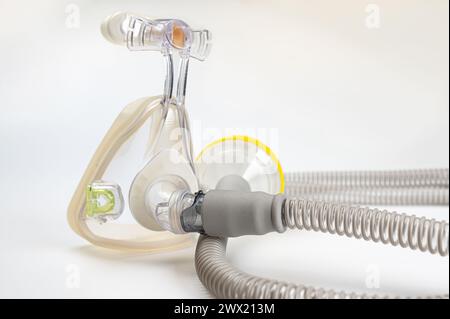 Dispositivo medico noto come CPAP (Continuous positive Airway Pressure-mask) e tubo flessibile isolato su bianco Foto Stock