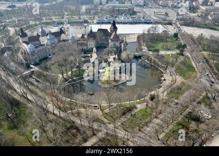 Vista aerea del castello di Vajdahunyad dalla mongolfiera Balloonfly. Foto Stock