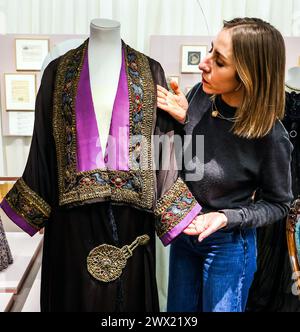 Leighton House, Londra, Regno Unito. 27 marzo 2024. Cappotto da sera di proprietà di Maud, c 1912 con bordo in stile ikat sovrapposto a nastro dorato. Una mostra di abiti rari e significativi a livello nazionale che mette in luce la storia intima di una madre della classe media e della sua figlia benestante in un momento storico che ha plasmato il modo in cui la moda viene consumata oggi.Paul Quezada-Neiman/Alamy Live News crediti: Paul Quezada-Neiman/Alamy Live News Foto Stock