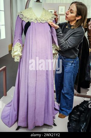 Leighton House, Londra, Regno Unito. 27 marzo 2024. Tea Gown di proprietà di Maud c 1902, abito crepe con dettagli in velluto e pizzo e fodera in seta Un'esposizione di rari, abiti significativi a livello nazionale che fanno risaltare la storia intima di una madre della classe media e della sua figlia benestante in un momento storico che ha plasmato il modo in cui la moda viene consumata oggi.Paul Quezada-Neiman/Alamy Live News crediti: Paul Quezada-Neiman/Alamy Live News Foto Stock