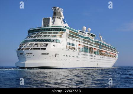 In mare. 26 marzo 2024: La Vision of the Seas è una delle due navi da crociera che subiranno un blocco portuale a seguito del tragico incidente e crollo del Baltimore Key Bridge. Questa stagione, Royal Caribbean International (RCI) e Carnival Cruise Line (CCL) effettuano entrambe crociere dal Maryland Locust Point Terminal. Le due principali e popolari linee di crociera hanno annunciato che trasferiranno temporaneamente le operazioni di Carnival Legend & Vision of the Seas a Norfolk, Virginia. La nave di RCI effettua viaggi da Baltimora alle isole del Mar dei Caraibi, alle Bermuda o alle Bahamas. Crediti: Kevin Izorce/Alamy Live News Foto Stock