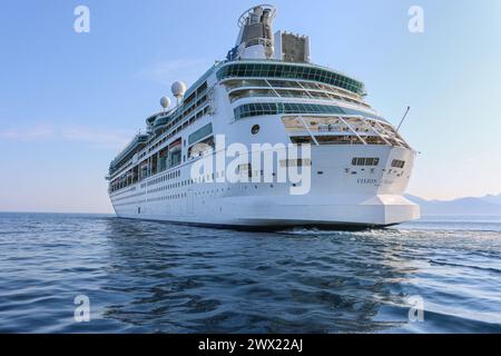 In mare. 26 marzo 2024: La Vision of the Seas è una delle due navi da crociera che subiranno un blocco portuale a seguito del tragico incidente e crollo del Baltimore Key Bridge. Questa stagione, Royal Caribbean International (RCI) e Carnival Cruise Line (CCL) effettuano entrambe crociere dal Maryland Locust Point Terminal. Le due principali e popolari linee di crociera hanno annunciato che trasferiranno temporaneamente le operazioni di Carnival Legend & Vision of the Seas a Norfolk, Virginia. La nave di RCI effettua viaggi da Baltimora alle isole del Mar dei Caraibi, alle Bermuda o alle Bahamas. Crediti: Kevin Izorce/Alamy Live News Foto Stock