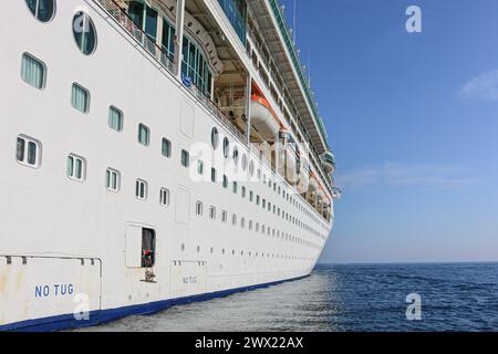 In mare. 26 marzo 2024: La Vision of the Seas è una delle due navi da crociera che subiranno un blocco portuale a seguito del tragico incidente e crollo del Baltimore Key Bridge. Questa stagione, Royal Caribbean International (RCI) e Carnival Cruise Line (CCL) effettuano entrambe crociere dal Maryland Locust Point Terminal. Le due principali e popolari linee di crociera hanno annunciato che trasferiranno temporaneamente le operazioni di Carnival Legend & Vision of the Seas a Norfolk, Virginia. La nave di RCI effettua viaggi da Baltimora alle isole del Mar dei Caraibi, alle Bermuda o alle Bahamas. Crediti: Kevin Izorce/Alamy Live News Foto Stock