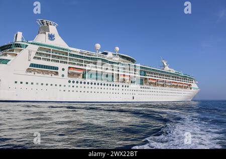 In mare. 26 marzo 2024: La Vision of the Seas è una delle due navi da crociera che subiranno un blocco portuale a seguito del tragico incidente e crollo del Baltimore Key Bridge. Questa stagione, Royal Caribbean International (RCI) e Carnival Cruise Line (CCL) effettuano entrambe crociere dal Maryland Locust Point Terminal. Le due principali e popolari linee di crociera hanno annunciato che trasferiranno temporaneamente le operazioni di Carnival Legend & Vision of the Seas a Norfolk, Virginia. La nave di RCI effettua viaggi da Baltimora alle isole del Mar dei Caraibi, alle Bermuda o alle Bahamas. Crediti: Kevin Izorce/Alamy Live News Foto Stock
