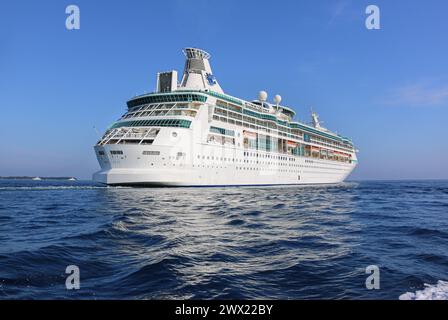 In mare. 26 marzo 2024: La Vision of the Seas è una delle due navi da crociera che subiranno un blocco portuale a seguito del tragico incidente e crollo del Baltimore Key Bridge. Questa stagione, Royal Caribbean International (RCI) e Carnival Cruise Line (CCL) effettuano entrambe crociere dal Maryland Locust Point Terminal. Le due principali e popolari linee di crociera hanno annunciato che trasferiranno temporaneamente le operazioni di Carnival Legend & Vision of the Seas a Norfolk, Virginia. La nave di RCI effettua viaggi da Baltimora alle isole del Mar dei Caraibi, alle Bermuda o alle Bahamas. Crediti: Kevin Izorce/Alamy Live News Foto Stock