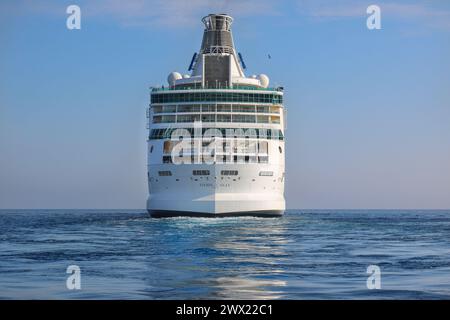 In mare. 26 marzo 2024: La Vision of the Seas è una delle due navi da crociera che subiranno un blocco portuale a seguito del tragico incidente e crollo del Baltimore Key Bridge. Questa stagione, Royal Caribbean International (RCI) e Carnival Cruise Line (CCL) effettuano entrambe crociere dal Maryland Locust Point Terminal. Le due principali e popolari linee di crociera hanno annunciato che trasferiranno temporaneamente le operazioni di Carnival Legend & Vision of the Seas a Norfolk, Virginia. La nave di RCI effettua viaggi da Baltimora alle isole del Mar dei Caraibi, alle Bermuda o alle Bahamas. Crediti: Kevin Izorce/Alamy Live News Foto Stock