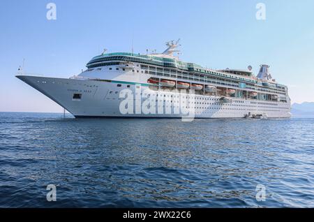 In mare. 26 marzo 2024: La Vision of the Seas è una delle due navi da crociera che subiranno un blocco portuale a seguito del tragico incidente e crollo del Baltimore Key Bridge. Questa stagione, Royal Caribbean International (RCI) e Carnival Cruise Line (CCL) effettuano entrambe crociere dal Maryland Locust Point Terminal. Le due principali e popolari linee di crociera hanno annunciato che trasferiranno temporaneamente le operazioni di Carnival Legend & Vision of the Seas a Norfolk, Virginia. La nave di RCI effettua viaggi da Baltimora alle isole del Mar dei Caraibi, alle Bermuda o alle Bahamas. Crediti: Kevin Izorce/Alamy Live News Foto Stock