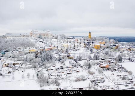 Luftbild von Stadt mit Stadtkirche St.Petri und Schloss Augustusburg im Winter, Erzgebirge, Sachsen, Deutschland *** Vista aerea della città con St Pete Foto Stock