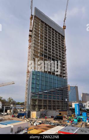 2024-03-26,Berlino,Baustelle Estrel Tower, Baubeginn Juli 2021,Eröffnung Ende 2025, brutto-Grundfläche 77,500 qm,das Gebäude wird bei Fertigstellung eine Höhe von 176 Meter haben und somit der höchste Wolkenkratzer in Berlin Sein *** 2024 03 26,Berlino,Estrel Tower cantiere, inizio dei lavori luglio 2021,apertura fine 2025, superficie lorda di 77 500 mq., l'edificio avrà un'altezza di 176 metri al completamento, rendendolo il grattacielo più alto di Berlino Foto Stock