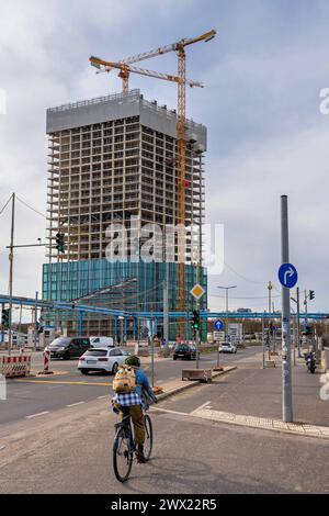 2024-03-26,Berlino,Baustelle Estrel Tower, Baubeginn Juli 2021,Eröffnung Ende 2025, brutto-Grundfläche 77,500 qm,das Gebäude wird bei Fertigstellung eine Höhe von 176 Meter haben und somit der höchste Wolkenkratzer in Berlin Sein *** 2024 03 26,Berlino,Estrel Tower cantiere, inizio dei lavori luglio 2021,apertura fine 2025, superficie lorda di 77 500 mq., l'edificio avrà un'altezza di 176 metri al completamento, rendendolo il grattacielo più alto di Berlino Foto Stock