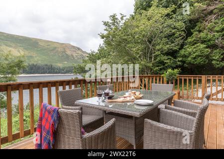 Colazione servita su un patio di una casa vacanze sul lago che si affaccia su Haweswater nel Lake District inglese Foto Stock