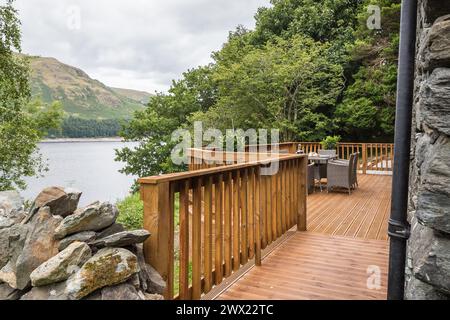 Colazione servita su un patio di una casa vacanze sul lago che si affaccia su Haweswater nel Lake District inglese Foto Stock