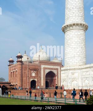 Indien, Agra, Minarett des Taj Mahal, Links Die Jawab Moschee Foto Stock