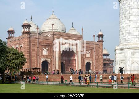 Indien, Agra, Minarett des Taj Mahal, Links Die Jawab Moschee Foto Stock