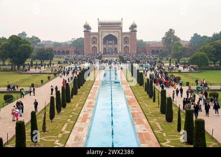 Indien, Agra, Blick vom Taj Mahal zum Torbau aus rotem Sandstein Foto Stock