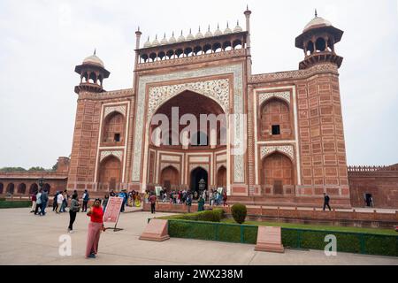 Indien, Agra, Taj Mahal, Torbau aus rotem Sandstein Foto Stock