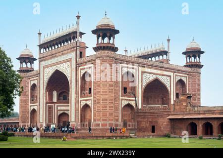 Indien, Agra, Taj Mahal, Torbau aus rotem Sandstein Foto Stock