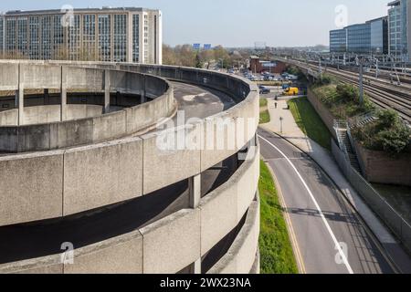 Rampa elicoidale/a spirale in calcestruzzo presso il parcheggio della stazione di Reading, Regno Unito Foto Stock