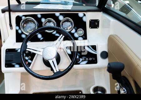 Cabina di pilotaggio di yacht di lusso con cruscotto Foto Stock