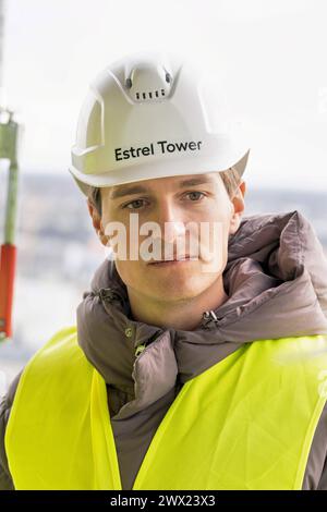 2024-03-26,Berlino,Baustelle Estrel Tower, Baubeginn Juli 2021,Eröffnung Ende 2025, brutto-Grundfläche 77,500 qm,das Gebäude wird bei Fertigstellung eine Höhe von 176 Meter haben und somit der höchste Wolkenkratzer in Berlin Sein.Pressetermin:Der Berliner Senat besucht die Baustelle.MAXIM STRELETZKI **** 2024 03 26,Berlino,inizio costruzione Estrel, inizio del 2025 luglio 2021 superficie lorda di 77.500 m2, l'edificio sarà alto 176 metri al completamento, il che lo rende il grattacielo più alto di Berlino evento stampa il Senato di Berlino visita la costruzione MAXIM STRELETZKI Foto Stock