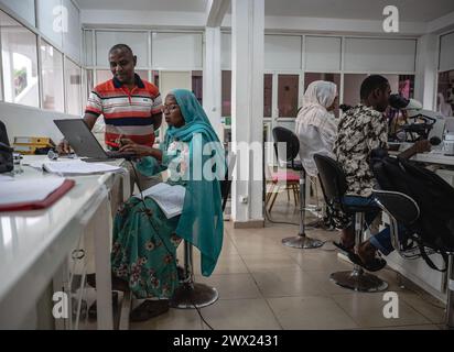 Nairobi. 11 gennaio 2024. Questa foto scattata l'11 gennaio 2024 mostra Kamal Said Abdallah (1° L) che lavora in un laboratorio del Centro Nazionale di controllo della malaria delle Comore a Moroni, nelle Comore. Crediti: Wang Guansen/Xinhua/Alamy Live News Foto Stock