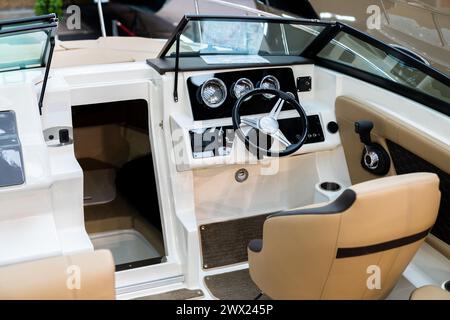 Cabina di pilotaggio di yacht di lusso con cruscotto Foto Stock